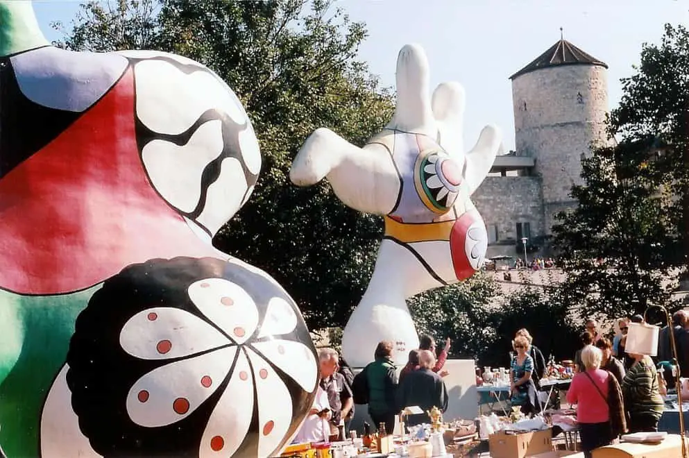 © murray muraskin hannover, niki de sainte-phalle's nanas on the street hohen ufer from m.