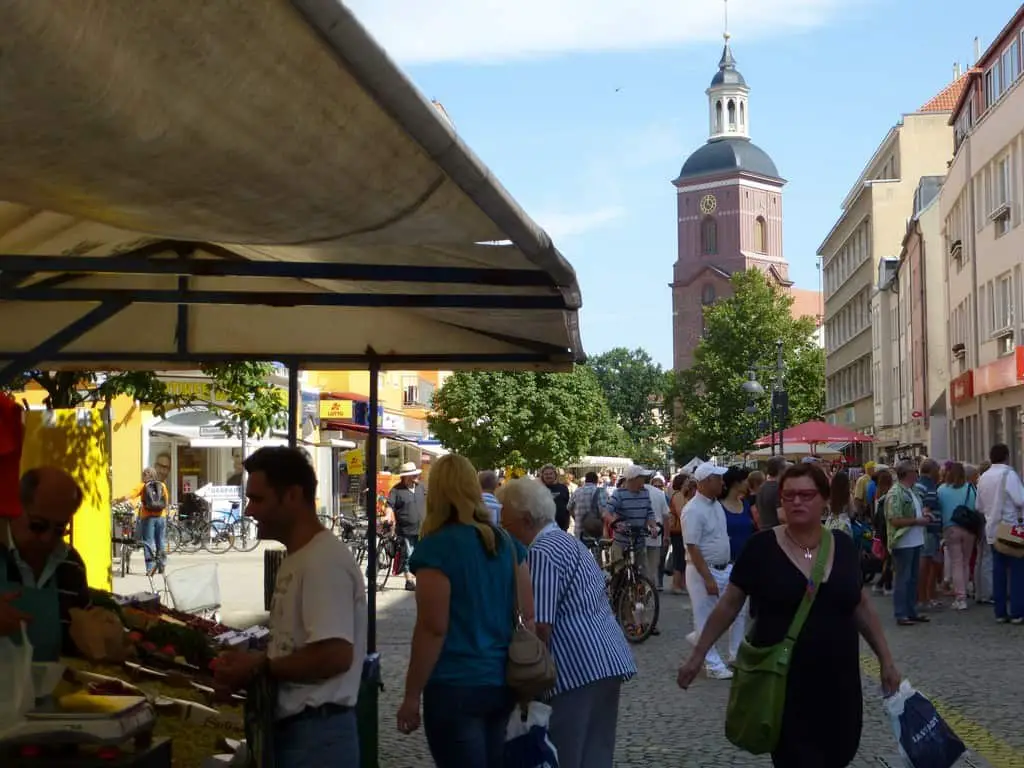 Bernd Loos Berlin Spandau Wochenmarkt hinten die St. Nikolai Kirche