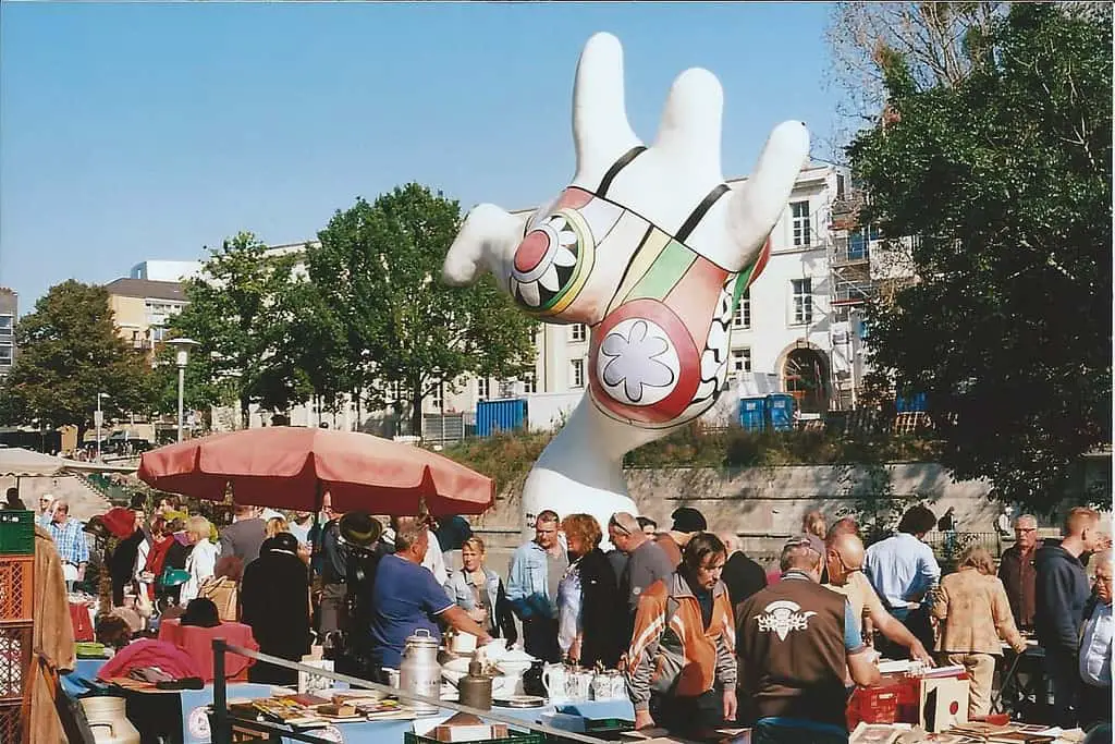 © murray muraskin hannover, niki de sainte-phalle's nanas on the street hohen ufer from m. 2