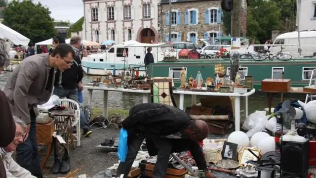 Braderie du Canal Saint Martin in Rennes.la 45e braderie saint martin bat son plein