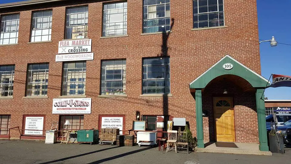 Best Flea Markets in Connecticut: flea market at the crossing CT
