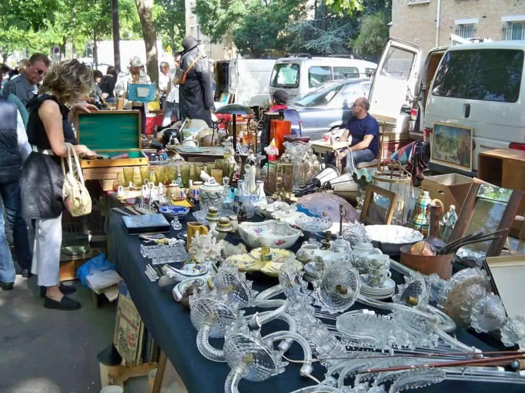 Paris flea markets: Puces de Vanves © Paris On the Way Leading Agency of Licensed Tour Guides