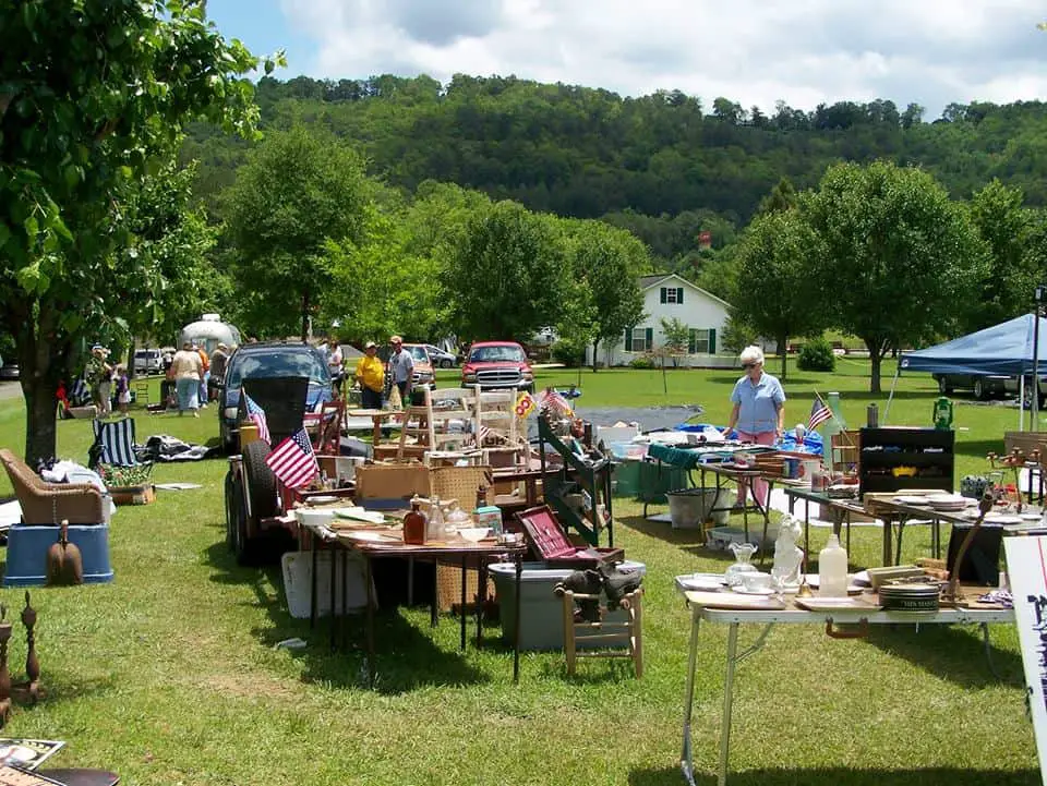 US 11 Antique Alley Yard Sale © Visit Lookout Mountain Tourism