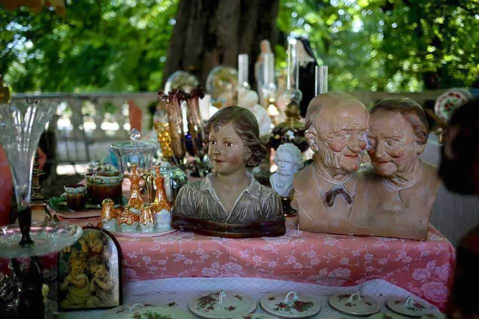 Uzès flea market © Marie Cécile Conilh de Beyssac